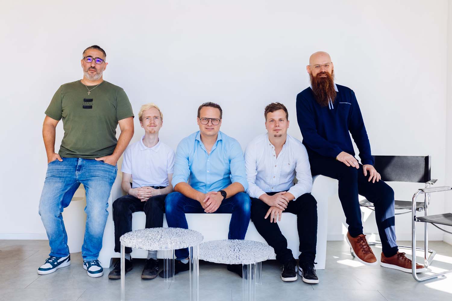 Cloudvibe Team auf einem Sofa