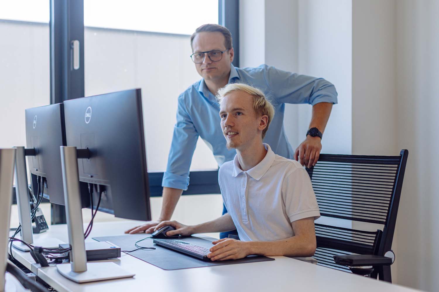Lukas Kowal und Maurice Hau am Schreibtisch