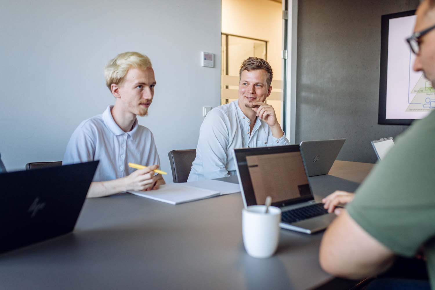 Robert Peerenboom und Maurice Hau im Konferenzraum