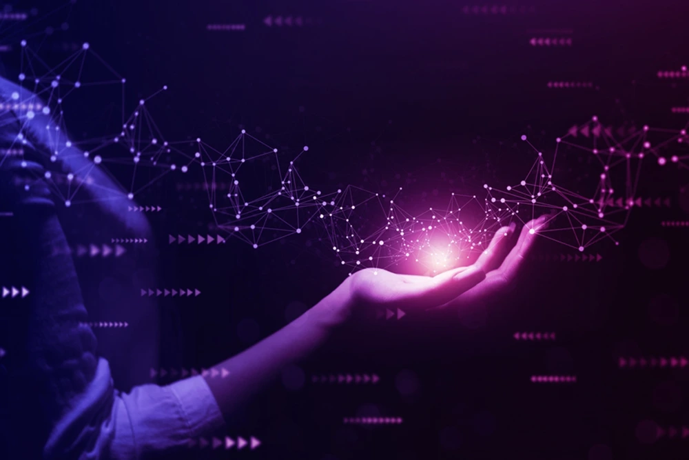 Eine ausgestreckte Hand hält einen leuchtenden Punkt, umgeben von einem Netzwerk aus verbundenen digitalen Punkten und Linien. Der Hintergrund ist dunkel mit violettem Farbverlauf und Interface-Elementen.