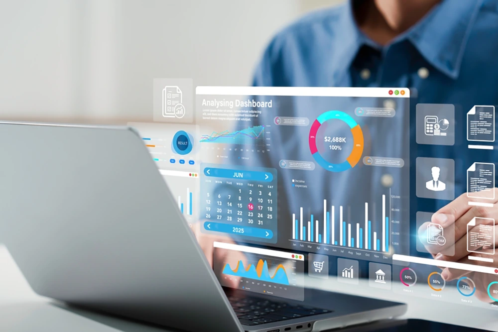 Ein Nutzer arbeitet an einem Laptop, über dem ein digitales Finanz-Dashboard mit Kalender, Diagrammen und Auswertungen eingeblendet ist. Die Darstellung steht für Datenanalyse und Controlling.