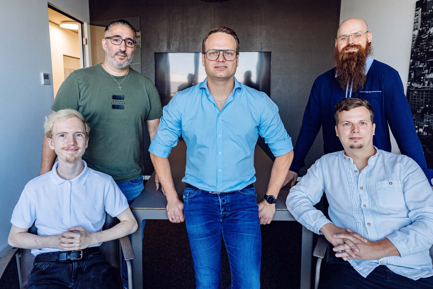 Teamfoto im Konferenzraum
