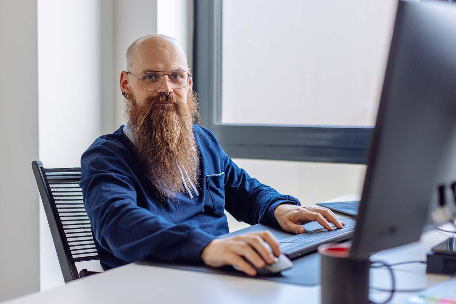 Oliver Wachter sitzend am Schreibtisch