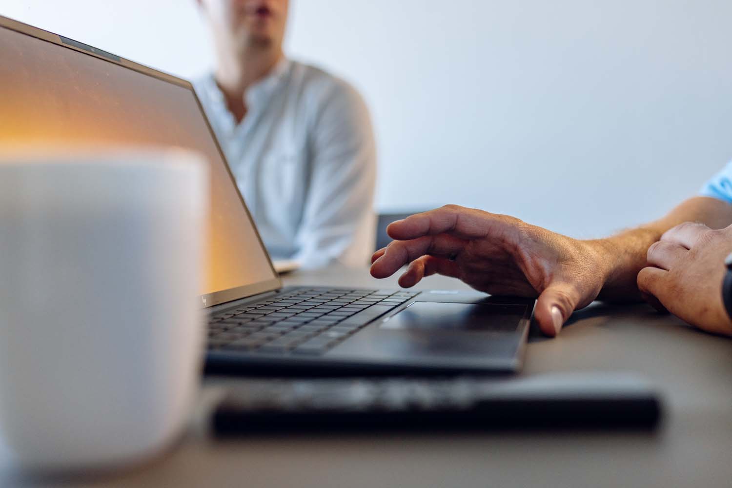 Nahaufnahme eines Laptops. Jemand tippt.