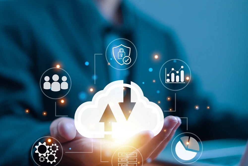 Zwei Hände halten ein leuchtendes Cloud-Symbol mit Auf- und Abwärtspfeilen. Um die Wolke sind Icons für Datenschutz, Statistiken, Teamarbeit und Einstellungen eingeblendet.