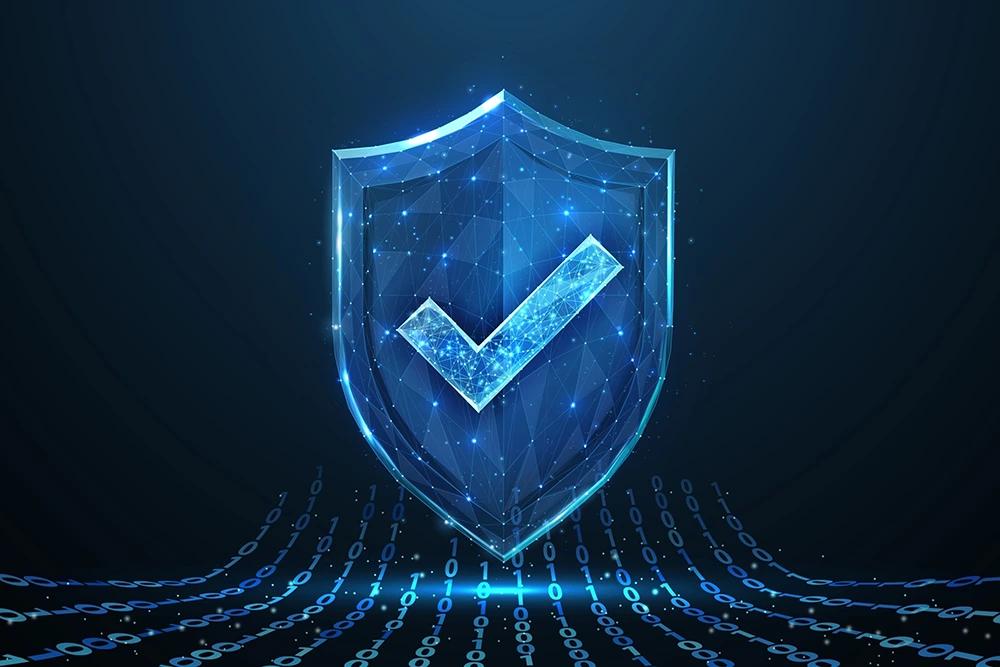 Ein leuchtend blaues, digitales Schutzschild mit einem großen Haken-Symbol in der Mitte steht auf einem Hintergrund aus Binärcode. Die Darstellung vermittelt IT-Sicherheit und Datenintegrität.