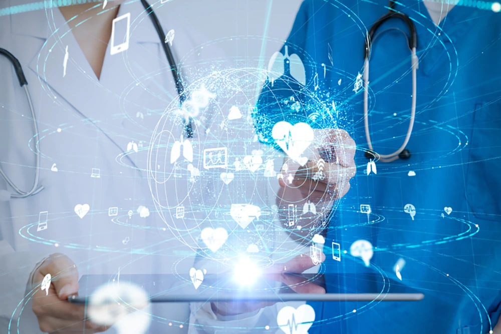 Zwei Personen in Arztkitteln mit Stethoskopen bedienen ein Tablet, über dem eine holographische Weltkugel mit medizinischen Symbolen wie Herzen, Organen und Daten-Icons projiziert wird.
